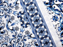 biały jedwab w niebieskie ornamenty