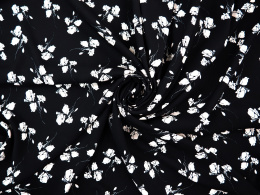 czarna wiskoza w białe, stylizowane maki
