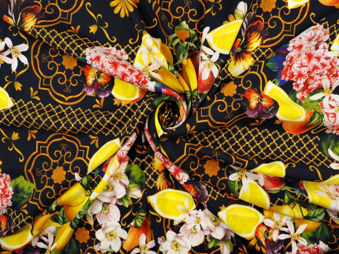 czarny jedwab w cytryny, owoce, kwiaty i złote ornamenty