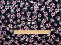 granatowa wiskoza w różowe kwiaty wiśni