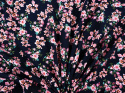 granatowa wiskoza w różowe kwiaty wiśni