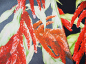 czarny jedwab w czerwone kwiaty amarantusa