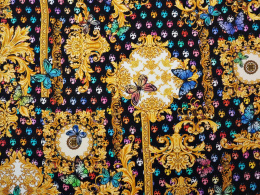 czarny jedwab w złote ornamenty oraz kolorowe biedronki i motyle