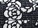 jedwab w czarnobiałe róże na czarnym tle z drobną kratką