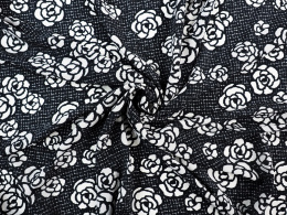 jedwab w czarnobiałe róże na czarnym tle z drobną kratką