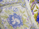 jedwab w ozdobne kafle z fioletowymi kwiatami
