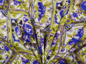jedwab w ozdobne kafle z fioletowymi kwiatami