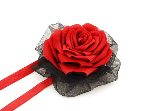 recznie robiona broszka róża jedwabna