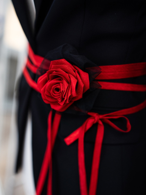 recznie robiona broszka róża jedwabna