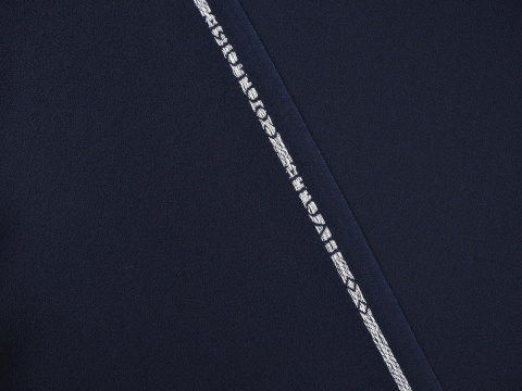 krepa wełniana w kolorze ciemnym granatowym