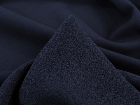 krepa wełniana w kolorze ciemnym granatowym