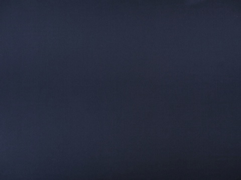 jedwab w ciemnym kolorze głębokiego granatu
