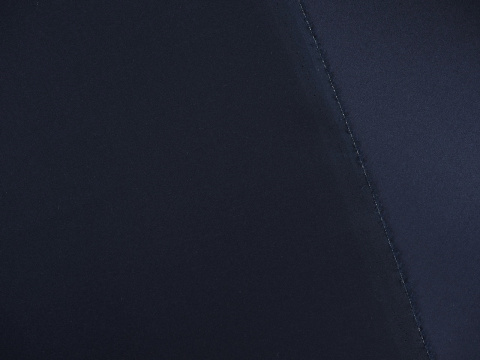 jedwab w ciemnym kolorze głębokiego granatu