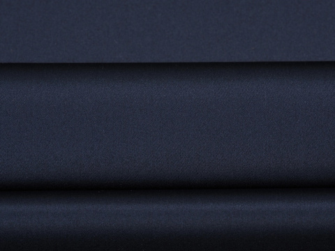 jedwab w ciemnym kolorze głębokiego granatu