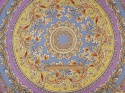 jedwab o pastelowych kolorach w medalion ze złotymi, roślinnymi ornamentami