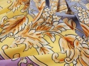 jedwab o pastelowych kolorach w medalion ze złotymi, roślinnymi ornamentami