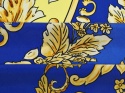 niebieski jedwab w duży medalion ze złotymi, roślinnymi ornamentami