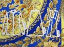 niebieski jedwab w duży medalion ze złotymi, roślinnymi ornamentami
