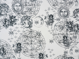 biała bawełna w fantazyjny wzór z motywami astrologicznymi