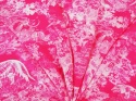 jedwab w kolorze neonowego różu w białe rysunki drzew i tygrysów