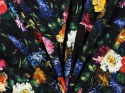 czarny jedwab w malowane, kolorowe kwiaty