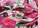 biały len w intensywnie różowe maki i tulipany