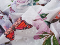 biała bawełna ażurowa w kolorowe motyle oraz różowe i białe kwiaty