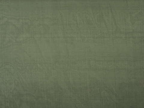 jedwabna organza w kolorze ciemnej, militarnej zieleni