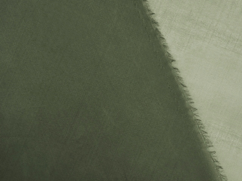 jedwabna organza w kolorze ciemnej, militarnej zieleni