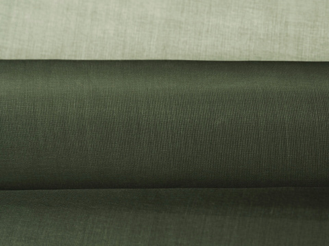 jedwabna organza w kolorze ciemnej, militarnej zieleni