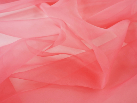 jedwabna organza w kolorze różowym