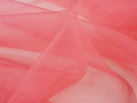 jedwabna organza w kolorze różowym