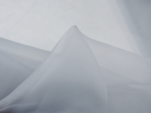 jedwabna organza w kolorze jasnym szarym jedwabna organza w kolorze jasnym szarym