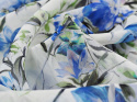 biały szyfon jedwabny w niebieskie kwiaty
