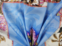 panel jedwabny w astry i anemony na błękicie z biało-niebieską ramką