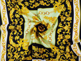 panel jedwabiu w medalion, złote ornamenty i łańcuchy