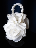wieczorowa torebka z białej tatfty satynowej z różą