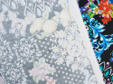 czarna bawełna w gęste ornamenty, kolorowe kwiaty, cytryny i białe groszki
