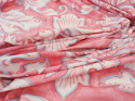 różowa bawełna w duże, białe ornamenty z niebieskimi i różowymi akcentami