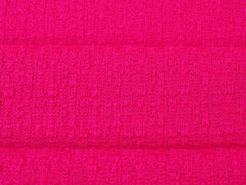 chanelka w kolorze neonowego różu