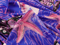 niebieska dzianina wiskozowa w różowe koralowce, muszle i rozgwiazdy