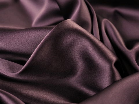 satyna jedwabna w kolorze ciemnej oberżyny