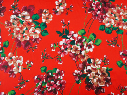 czerwony jedwab w modne kwiaty geranium
