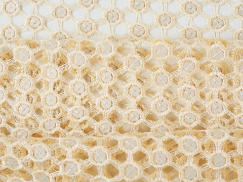 kremowa, koronkowa siatka z cekinami