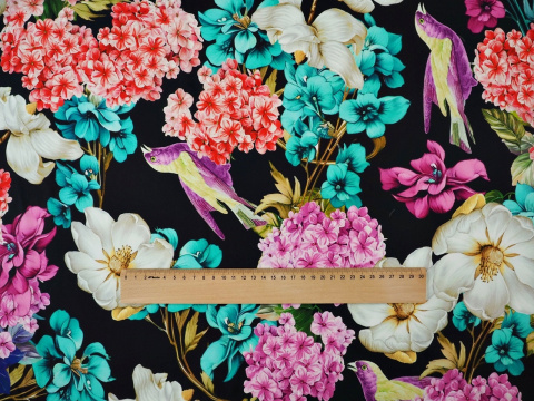 czarny jedwab w kolorowe kwiaty i ptaki