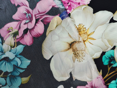 czarny jedwab w kolorowe kwiaty i ptaki