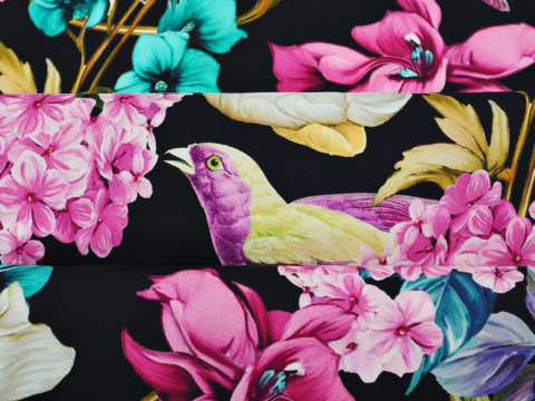 czarny jedwab w kolorowe kwiaty i ptaki
