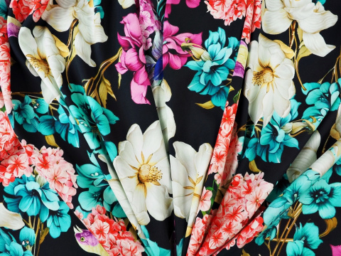 czarny jedwab w kolorowe kwiaty i ptaki