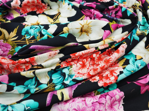 czarny jedwab w kolorowe kwiaty i ptaki