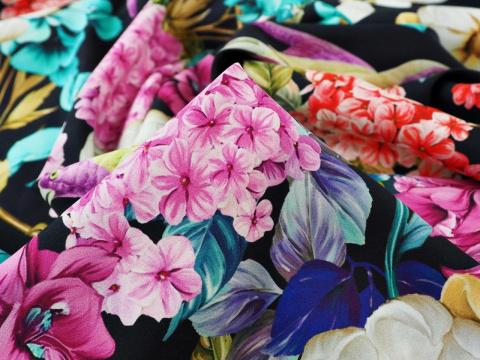 czarny jedwab w kolorowe kwiaty i ptaki